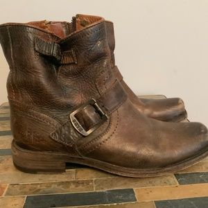 Frye Veronica distressed leather boots size 7